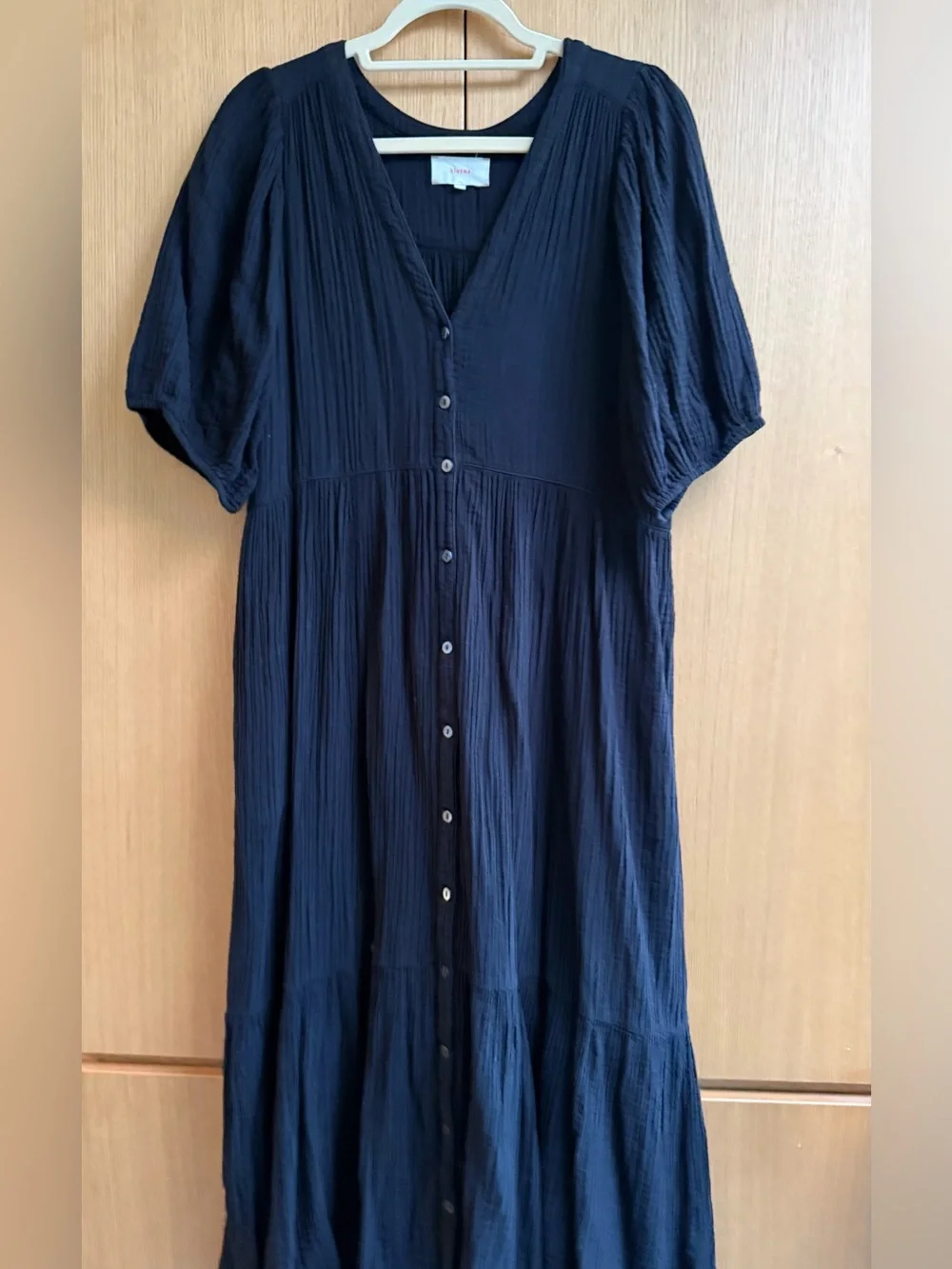 XiRENA Black Tiered V-Neck Puff-Sleeve Midi Dress, size L - Picture 5 of 12